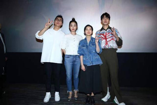 张子枫似乎忘记穿衣显高这件事,站白百何魏大勋中间,像一家三口