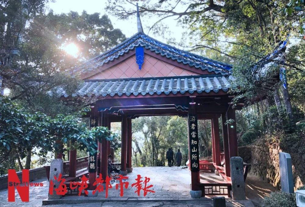 其中,清代版画"敕赐鼓山涌泉禅寺全图"不仅描绘了百年前涌泉寺的构造