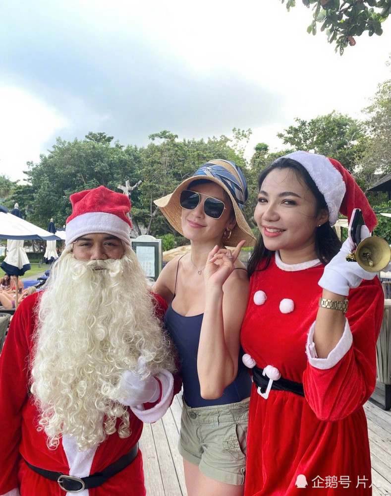 除了晒照外,林熙蕾还配文"santa in thailand ".(泰国的圣诞老人)