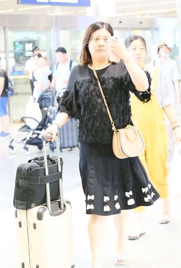 大张伟老婆穿粉衣现身,身材丰腴很有福气,可长相完全