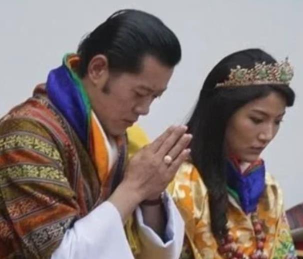 29岁不丹王后太好命!诞下太子奖励金玉王冠,苏提达却只能羡慕