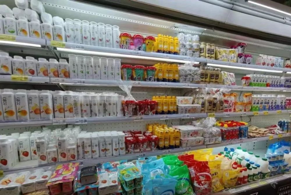 现如今,酸奶已经成为男女老少日常生活中一种常见的饮品,超市的