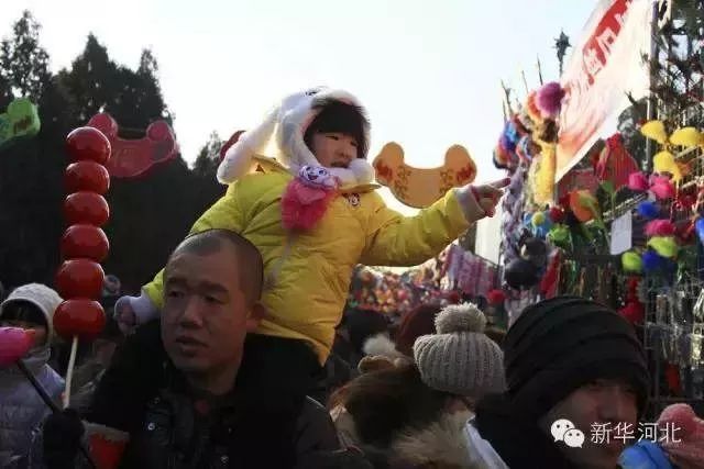 各地的年货庙会,大集会格外频繁和热闹 市场上人挤人,人挨人,摩肩接踵