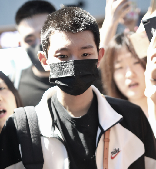 有种"解脱"叫王源,继"寸头"后又染"黄发",发型刷新