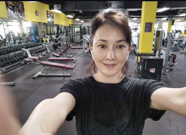 46岁牛莉晒性感美照皮肤白皙身材抢镜嘟嘴自拍少女感十足