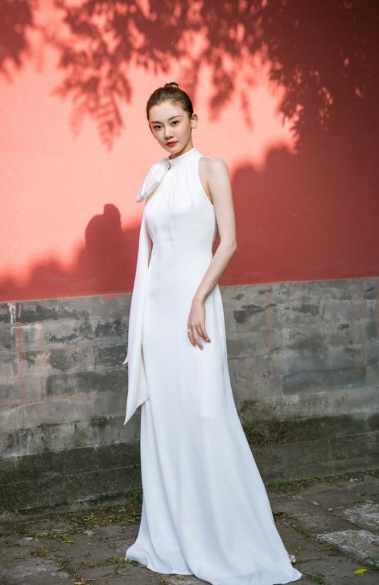 苗苗精美壁纸,一袭白色长裙,纯净明亮秀雅迷人