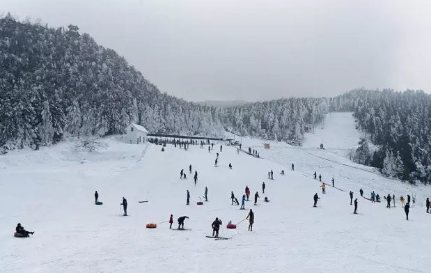 冰雪童话梅花山国际滑雪场雪场位于野玉海山地旅游度假区核心地段