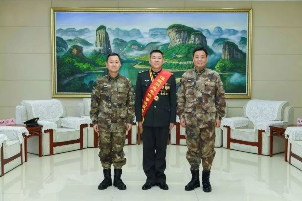 张红兵(左,谭斌(中,徐起零 图源:人民前线
