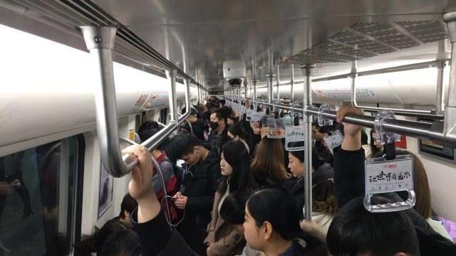 元旦当天郑州地铁将加开列车,这些车站预计出现大客流