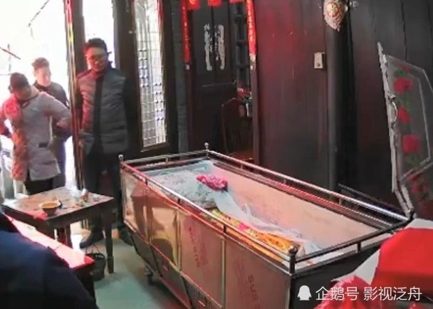 江苏扬州泰安镇近日发生一宗捣乱灵堂事件,一名老翁设灵时被人从棺材