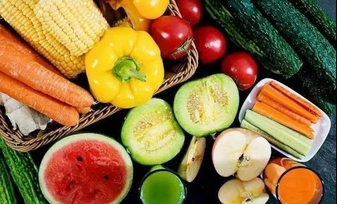 可以吃些富含维生素和矿物质的食物来减缓病情,如:绿叶菜汁,胡萝卜水