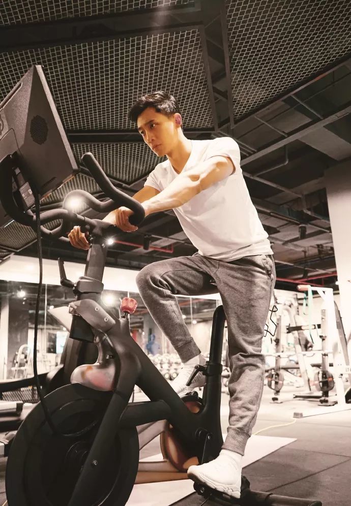 他不会演戏,却很会健身!