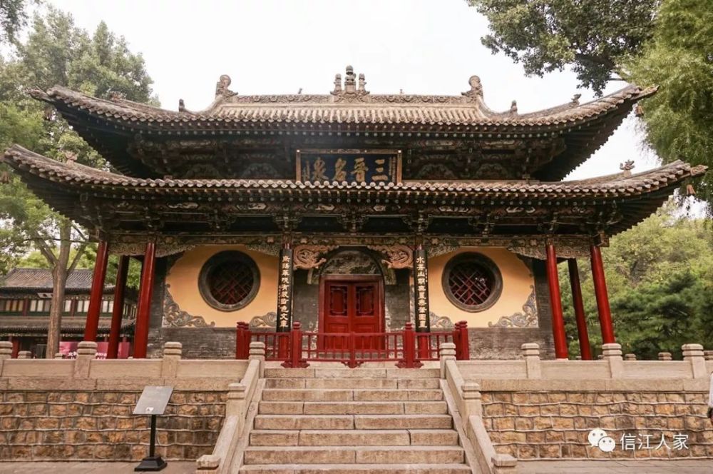 进入晋祠,初入眼帘的这栋建筑上悬"三晋名泉"匾额,为康熙四十一年