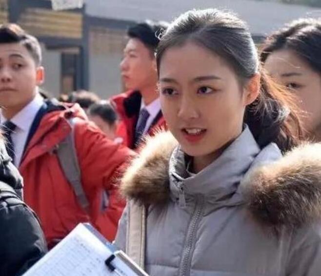 艺考女生为什么都是"大背头",没有刘海儿?监考官说出"实情"