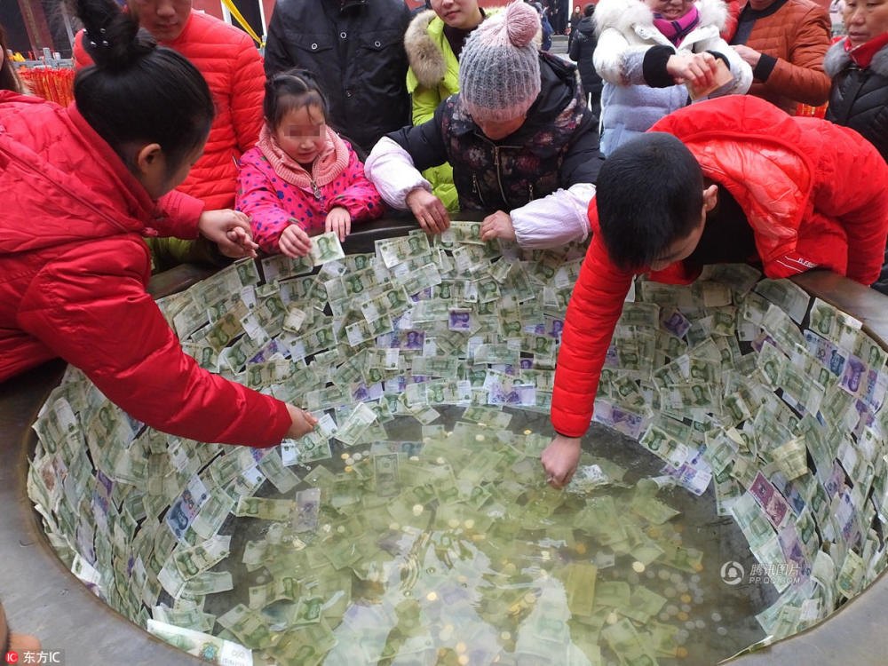 香客贴钱祈福 寺庙铜缸变“聚宝盆” (组图)