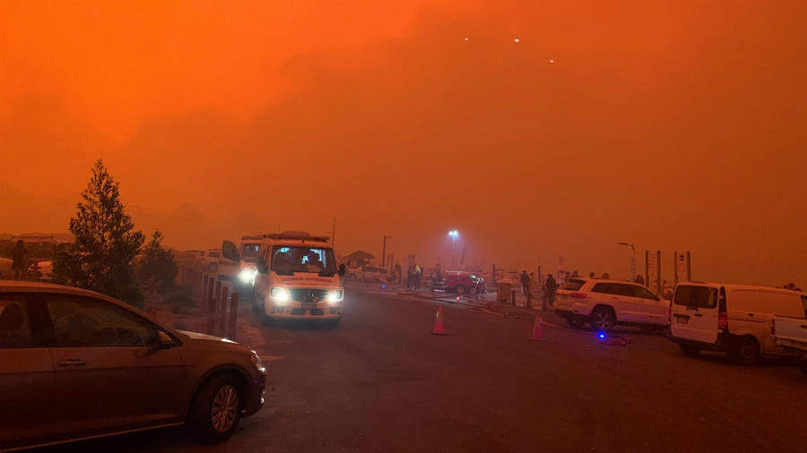 澳大利亚山火包围一处热门旅游区都是前来避难的居民(组图)