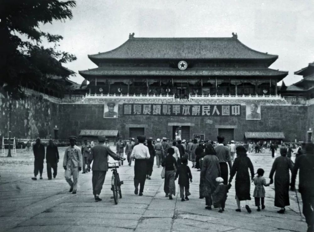 1950年10月,在故宫举办的中国人民解放军战绩展览会.图/fotoe