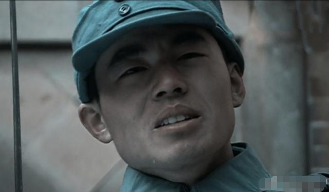 老版《亮剑》中一位不起眼的小兵,却是现实中的武警队长,有谁注意到了