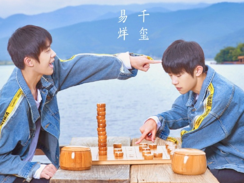 有种"反差萌"叫易烊千玺,与刘涛合照模样乖巧,这还是大佬?