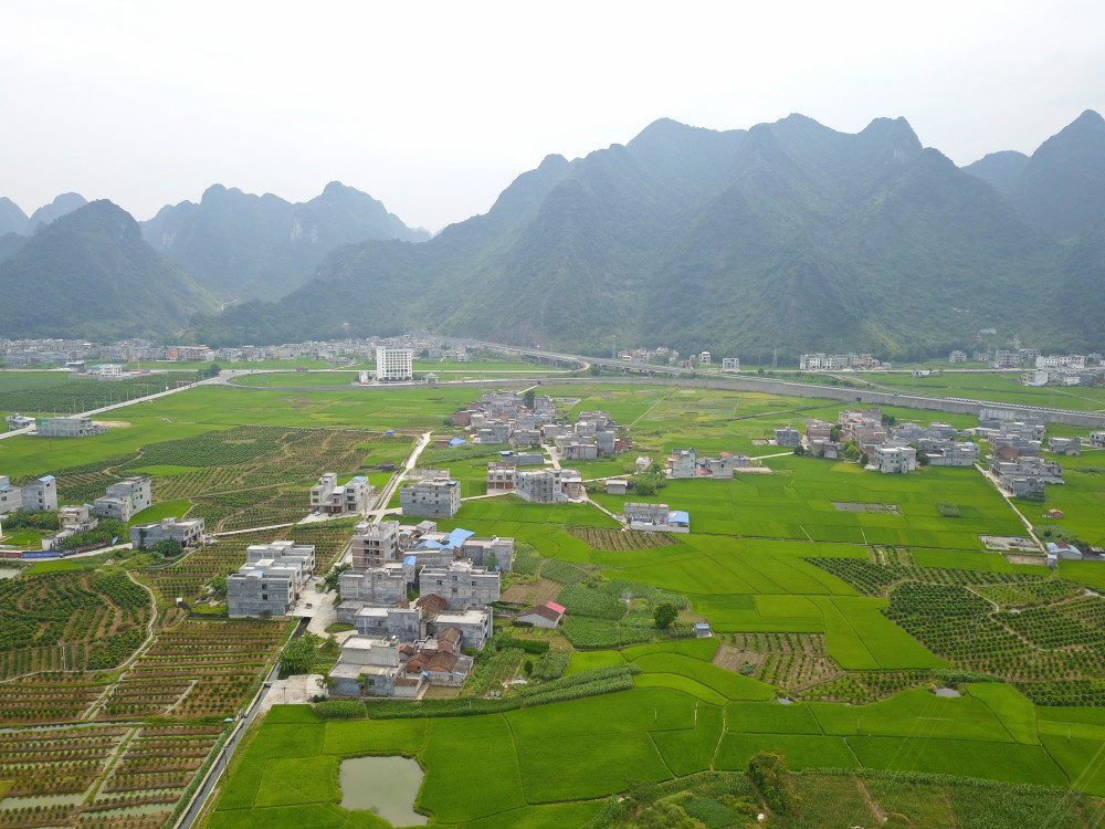 航拍广西特色乡镇之都安瑶族自治县高岭镇实景风光旖旎山光水色非常