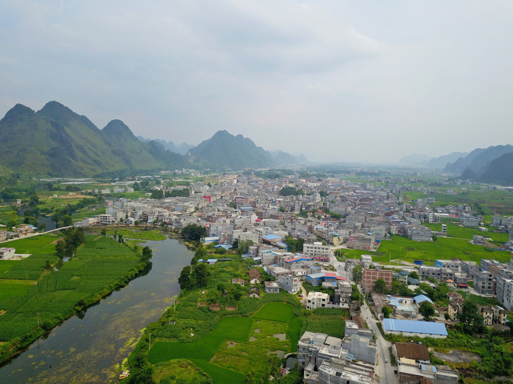 航拍广西特色乡镇之都安瑶族自治县高岭镇实景 风光旖旎 山光水色非常