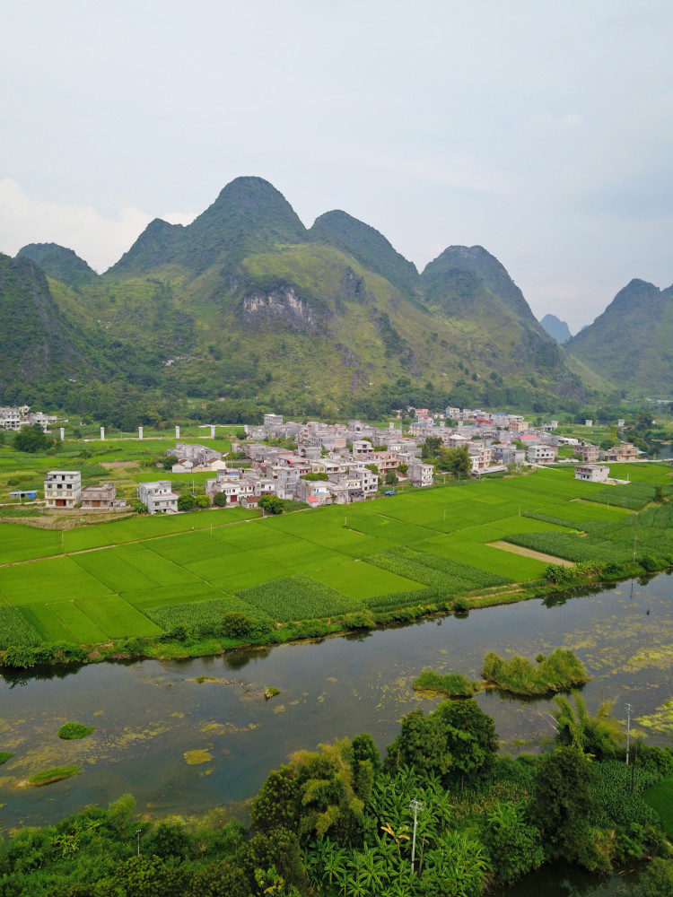 航拍广西特色乡镇之都安瑶族自治县高岭镇实景风光旖旎山光水色非常