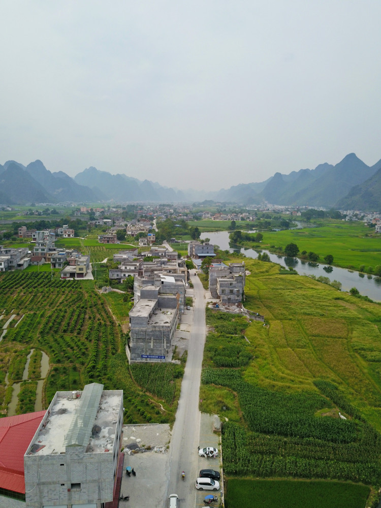 航拍广西特色乡镇之都安瑶族自治县高岭镇实景风光旖旎山光水色非常