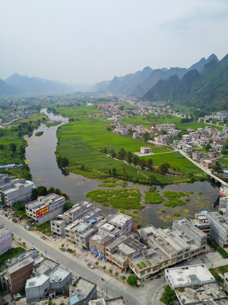 航拍广西特色乡镇之都安瑶族自治县高岭镇实景风光旖旎山光水色非常