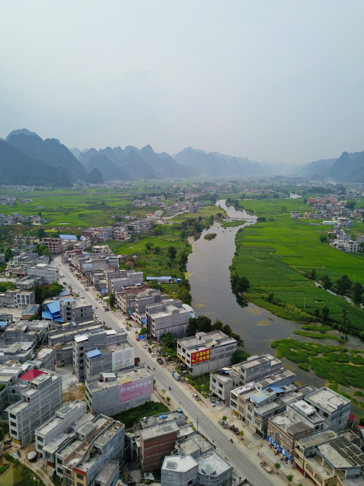 航拍广西特色乡镇之都安瑶族自治县高岭镇实景风光旖旎山光水色非常