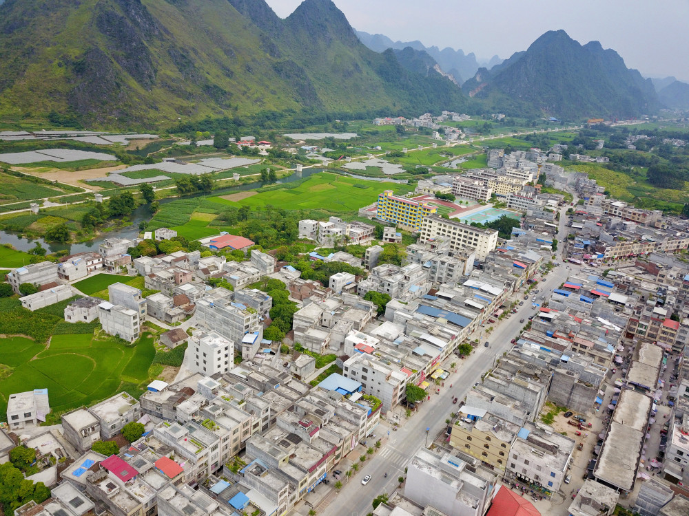 航拍广西特色乡镇之都安瑶族自治县高岭镇实景 风光旖旎 山光水色非常