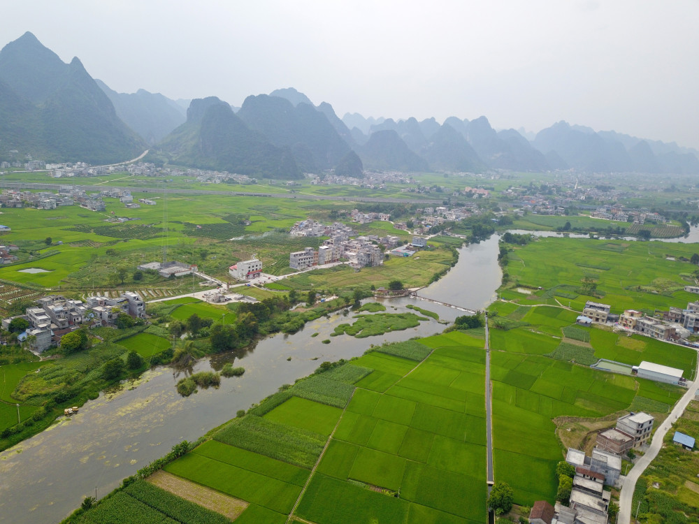 航拍广西特色乡镇之都安瑶族自治县高岭镇实景风光旖旎山光水色非常