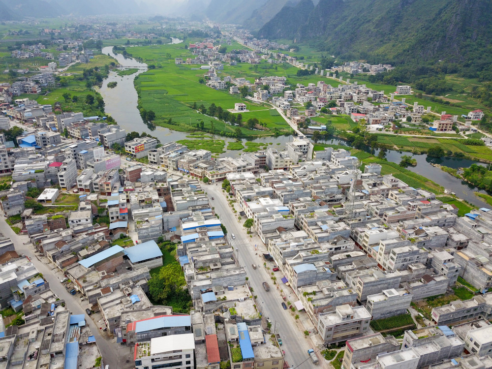 航拍广西特色乡镇之都安瑶族自治县高岭镇实景风光旖旎山光水色非常