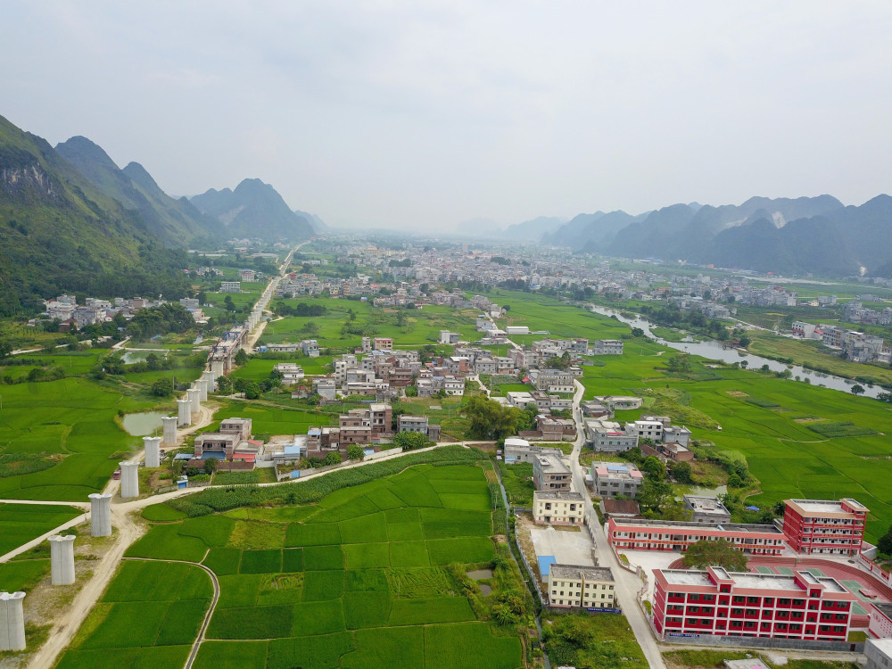 航拍广西特色乡镇之都安瑶族自治县高岭镇实景风光旖旎山光水色非常