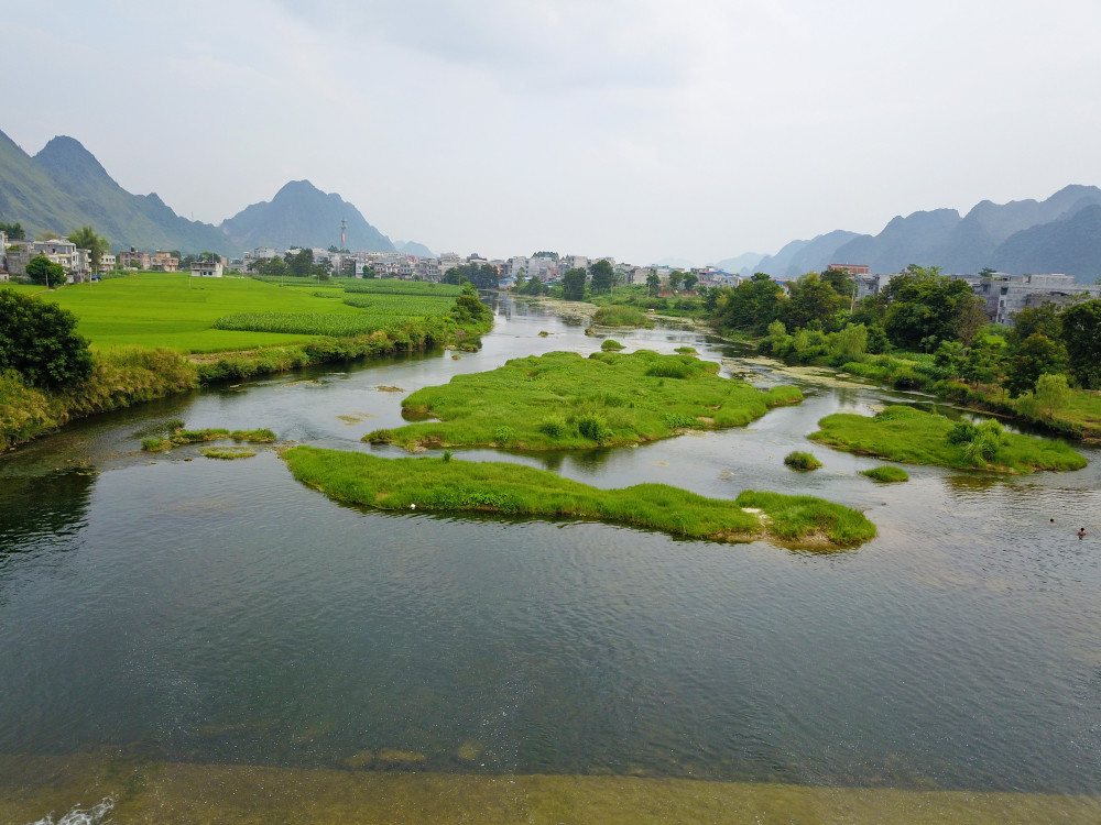 航拍广西特色乡镇之都安瑶族自治县高岭镇实景风光旖旎山光水色非常