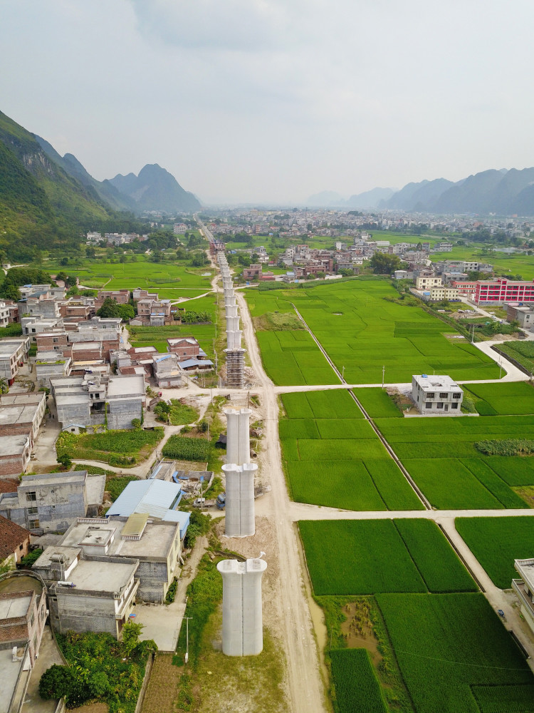 航拍广西特色乡镇之都安瑶族自治县高岭镇实景风光旖旎山光水色非常