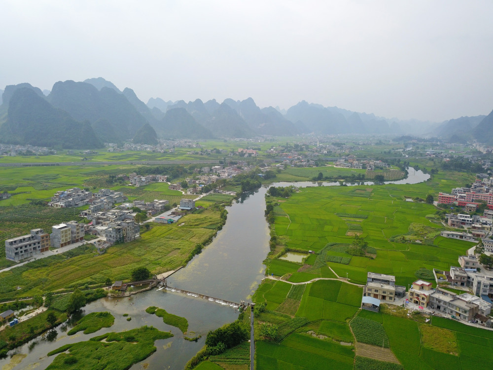 航拍广西特色乡镇之都安瑶族自治县高岭镇实景风光旖旎山光水色非常