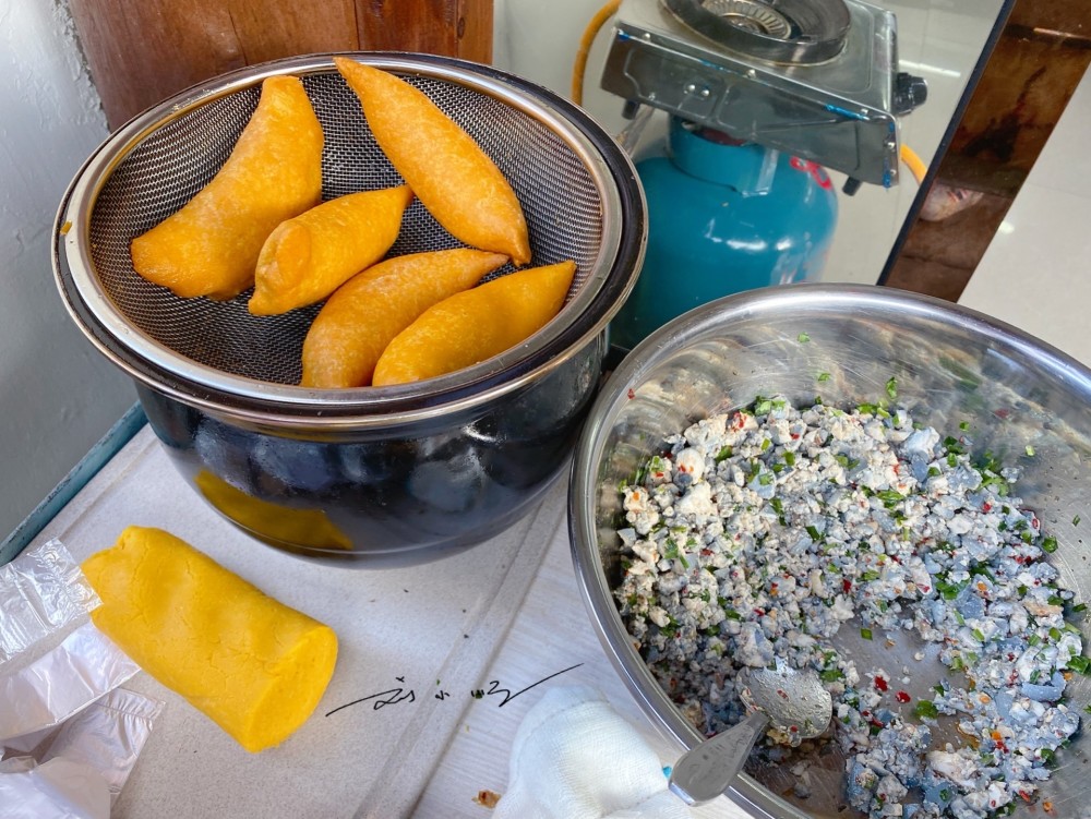 浙江建德梅城古镇里"最奇怪"的美食,外香内臭,游客却直夸好吃