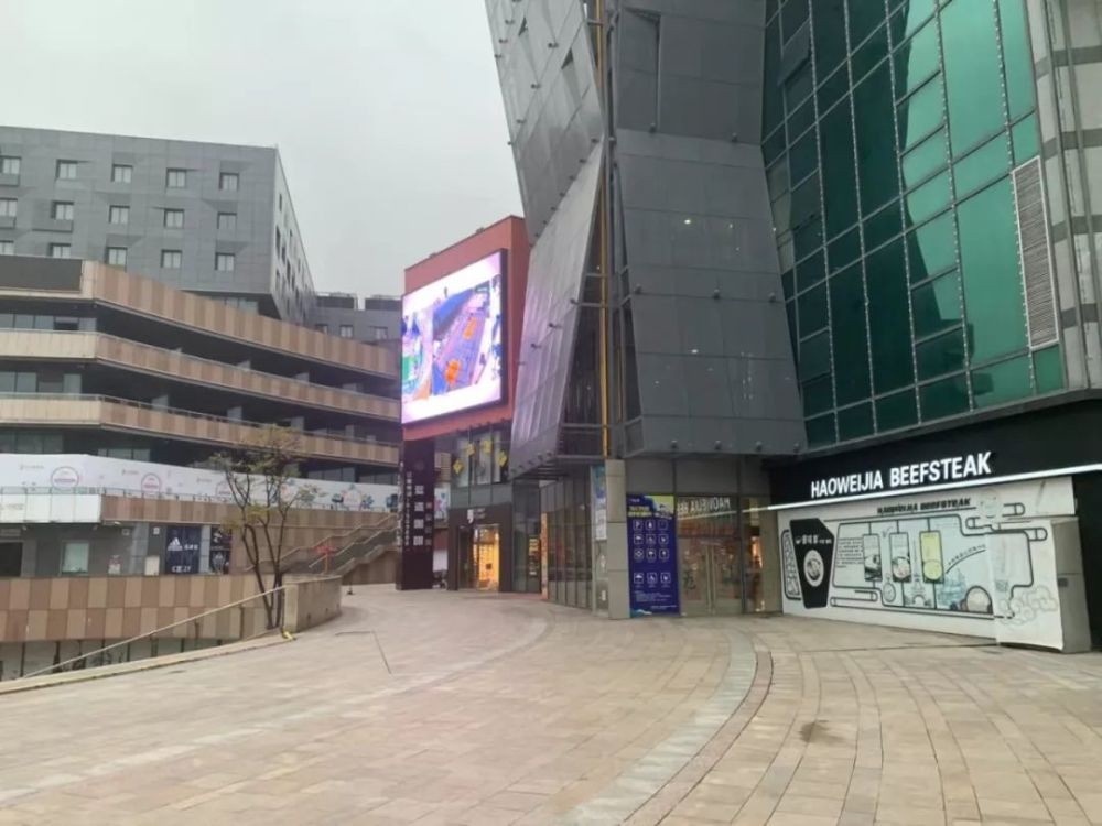 再来看半年之后,如今的新之城, 远没有开业那段时间火爆 了.