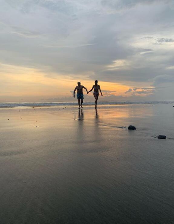 杨紫琼晒与73岁老公夕阳漫步照告别2019年,夫妻俩穿泳衣手牵手秀恩爱