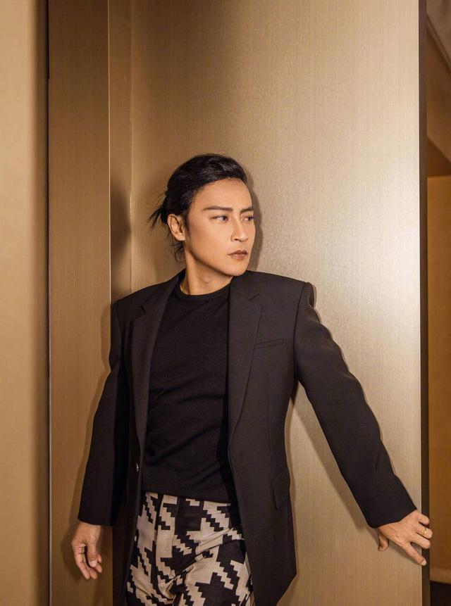 陈志朋留长发走艺术范,西装搭花裤显型男潮感,妆容比女生都精致