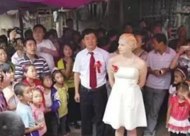 并且这个大使馆的文化参赞的前妻和撒贝宁的妻子李白的英文名字一样