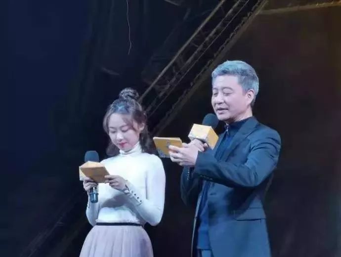 中央电视台著名节目主持人周炜主持