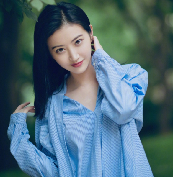 景甜大片写真,蓝色条纹衬衣笑容甜美