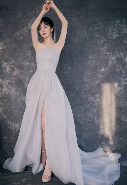 一年不到谭松韵瘦成什么样子了?s码的开叉礼服,她穿出