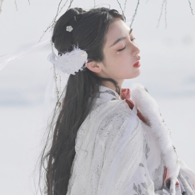 唯美·古风女生头像:爱情从来都是锦上添花,而非雪中