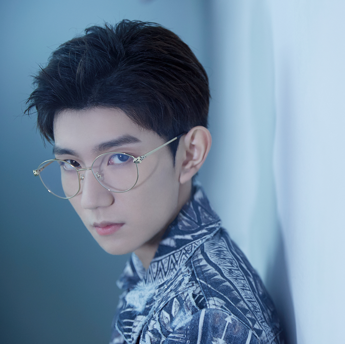 本以为王源戴眼镜够女粉尖叫了,当他摘下眼镜后,也是"