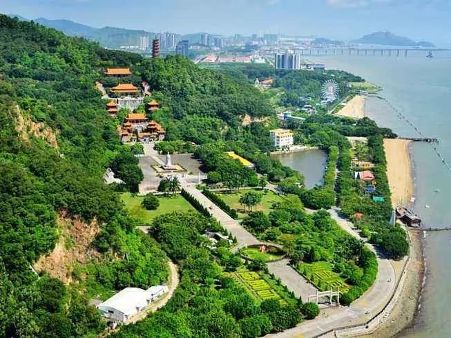 除了地理位置好,南沙湾板块有黄山鲁森林公园,大角山,鹿颈山,还有一线