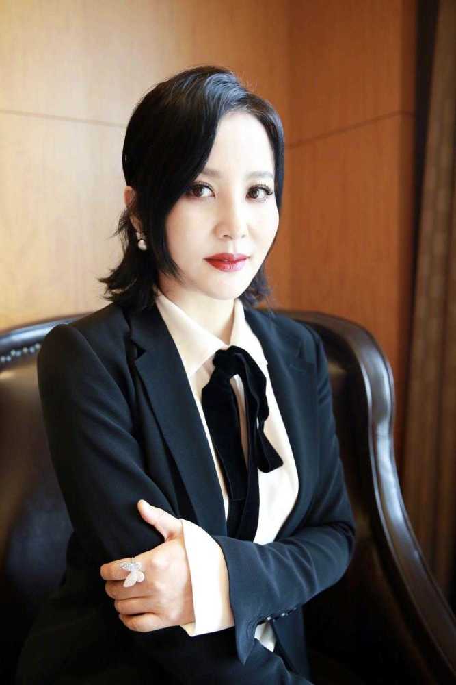 陶红气质感真好,摩卡波波头搭配黑色西服 白衬衫,清爽