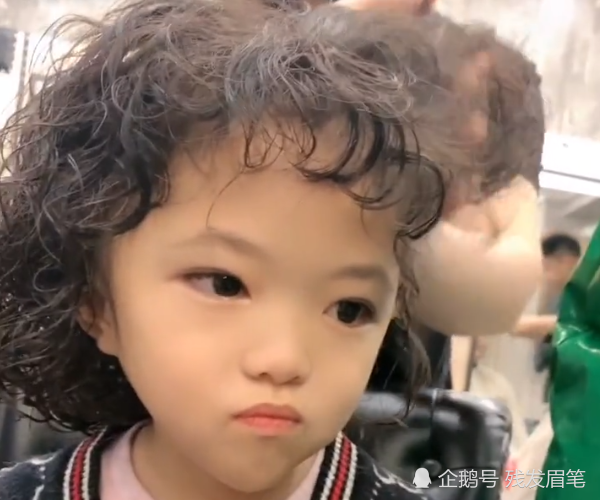 小女孩烫了款羊毛卷发型,刚开始居然哭了出来,不料看到发型效果后却又