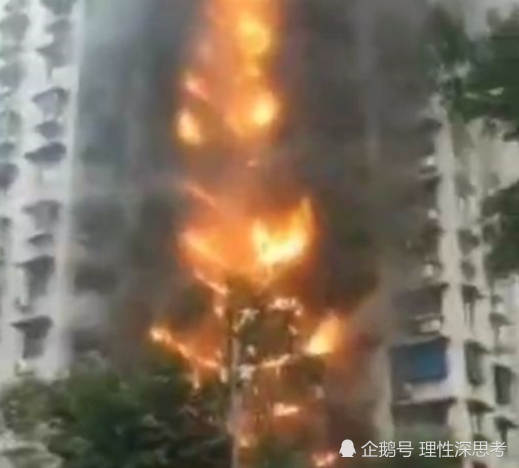 重庆加州花园发生火灾,群众推翻占道车让出消防通道,令人感动